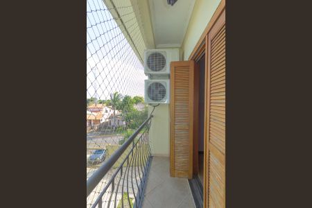 Casa à venda com 300m², 4 quartos e 2 vagas Casa à venda com 300m², 4 quartos e 2 vagasSacada do Quarto 1