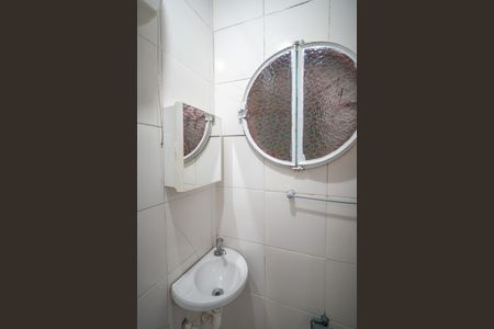 Banheiro social de kitnet/studio para alugar com 1 quarto, 20m² em Aclimação, São Paulo