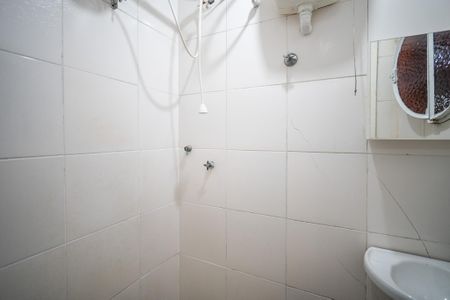 Banheiro social de kitnet/studio para alugar com 1 quarto, 20m² em Aclimação, São Paulo