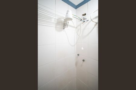 Banheiro social de kitnet/studio para alugar com 1 quarto, 20m² em Aclimação, São Paulo