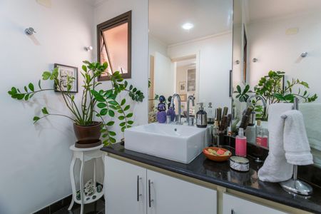 Apartamento à venda com 210m², 4 quartos e 3 vagas Apartamento à venda com 210m², 4 quartos e 3 vagasBanheiro da Suíte 1