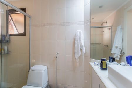 Apartamento à venda com 210m², 4 quartos e 3 vagas Apartamento à venda com 210m², 4 quartos e 3 vagasBanheiro da Suíte 2