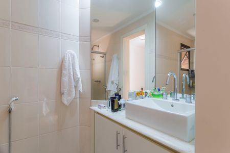 Apartamento à venda com 210m², 4 quartos e 3 vagas Apartamento à venda com 210m², 4 quartos e 3 vagasBanheiro da Suíte 2