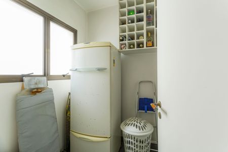 Apartamento à venda com 210m², 4 quartos e 3 vagas Apartamento à venda com 210m², 4 quartos e 3 vagasQuarto de Serviço