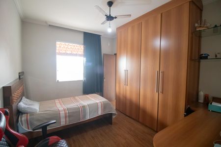 Casa à venda com 520m², 4 quartos e 3 vagas Casa à venda com 520m², 4 quartos e 3 vagasQuarto 2