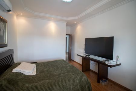 Casa à venda com 520m², 4 quartos e 3 vagas Casa à venda com 520m², 4 quartos e 3 vagasSuíte