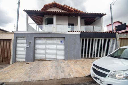 Casa à venda com 520m², 4 quartos e 3 vagas Casa à venda com 520m², 4 quartos e 3 vagasFachada