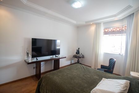 Casa à venda com 520m², 4 quartos e 3 vagas Casa à venda com 520m², 4 quartos e 3 vagasSuíte