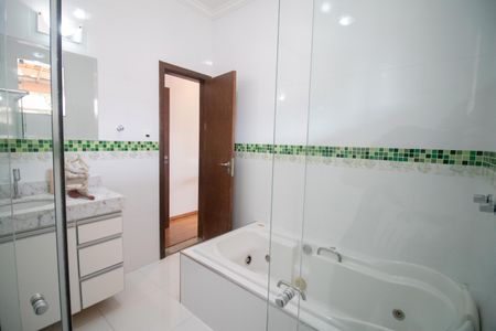 Casa à venda com 520m², 4 quartos e 3 vagas Casa à venda com 520m², 4 quartos e 3 vagasBanheiro da Suíte