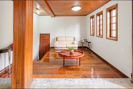 Casa à venda com 337m², 5 quartos e 3 vagas Casa à venda com 337m², 5 quartos e 3 vagasSala