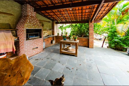 Casa à venda com 337m², 5 quartos e 3 vagas Casa à venda com 337m², 5 quartos e 3 vagasÁrea de churrasqueira