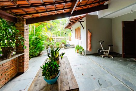 Casa à venda com 337m², 5 quartos e 3 vagas Casa à venda com 337m², 5 quartos e 3 vagasÁrea de churrasqueira