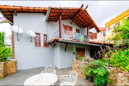 Casa à venda com 337m², 5 quartos e 3 vagas Casa à venda com 337m², 5 quartos e 3 vagasÁrea externa