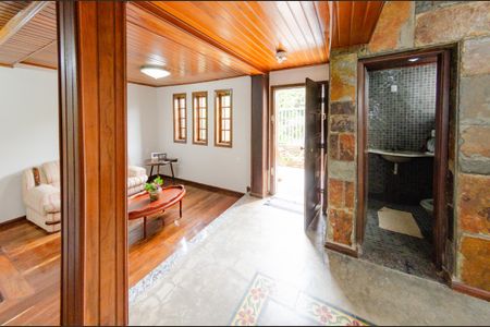 Casa à venda com 337m², 5 quartos e 3 vagas Casa à venda com 337m², 5 quartos e 3 vagasSala