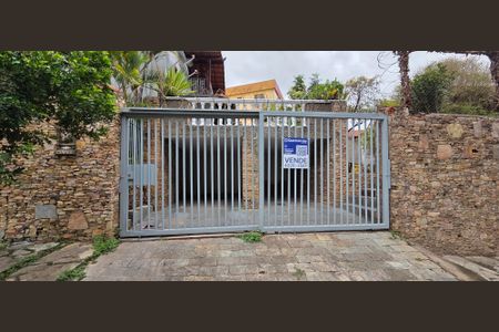 Casa à venda com 337m², 5 quartos e 3 vagas Casa à venda com 337m², 5 quartos e 3 vagasPlaquinha instalada