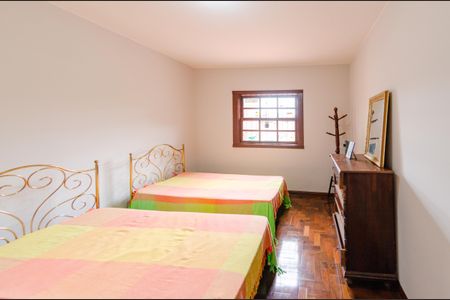 Casa à venda com 337m², 5 quartos e 3 vagas Casa à venda com 337m², 5 quartos e 3 vagasQuarto 1