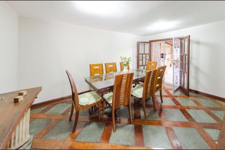 Casa à venda com 337m², 5 quartos e 3 vagas Casa à venda com 337m², 5 quartos e 3 vagasSala de jantar