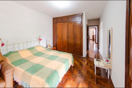 Casa à venda com 337m², 5 quartos e 3 vagas Casa à venda com 337m², 5 quartos e 3 vagasSuíte