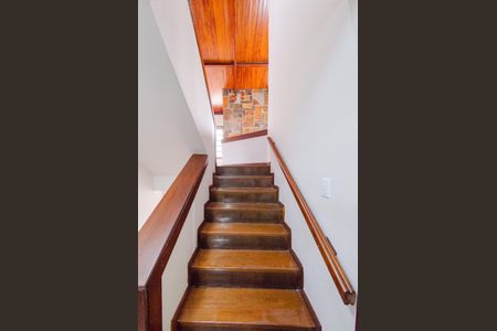 Casa à venda com 337m², 5 quartos e 3 vagas Casa à venda com 337m², 5 quartos e 3 vagasEscada