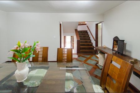 Casa à venda com 337m², 5 quartos e 3 vagas Casa à venda com 337m², 5 quartos e 3 vagasSala de jantar