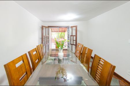 Casa à venda com 337m², 5 quartos e 3 vagas Casa à venda com 337m², 5 quartos e 3 vagasSala de jantar