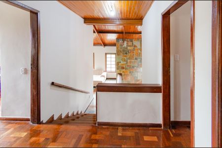 Casa à venda com 337m², 5 quartos e 3 vagas Casa à venda com 337m², 5 quartos e 3 vagasCorredor