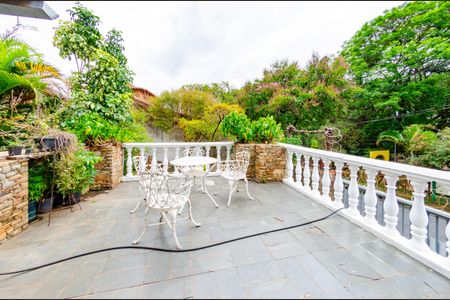 Casa à venda com 337m², 5 quartos e 3 vagas Casa à venda com 337m², 5 quartos e 3 vagasÁrea externa