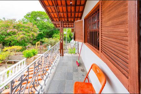 Casa à venda com 337m², 5 quartos e 3 vagas Casa à venda com 337m², 5 quartos e 3 vagasVaranda quarto 2