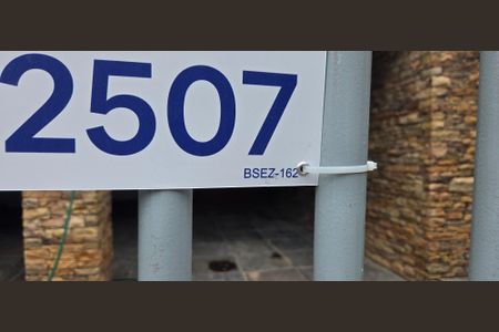 Casa à venda com 337m², 5 quartos e 3 vagas Casa à venda com 337m², 5 quartos e 3 vagasPlaquinha instalada