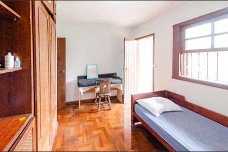 Casa à venda com 337m², 5 quartos e 3 vagas Casa à venda com 337m², 5 quartos e 3 vagasQuarto 2