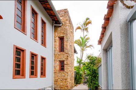 Casa à venda com 337m², 5 quartos e 3 vagas Casa à venda com 337m², 5 quartos e 3 vagasÁrea externa