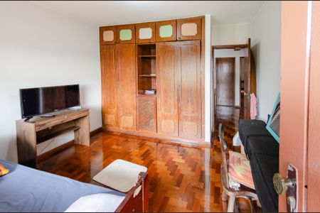 Casa à venda com 337m², 5 quartos e 3 vagas Casa à venda com 337m², 5 quartos e 3 vagasQuarto 2