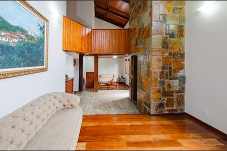 Casa à venda com 337m², 5 quartos e 3 vagas Casa à venda com 337m², 5 quartos e 3 vagasSala