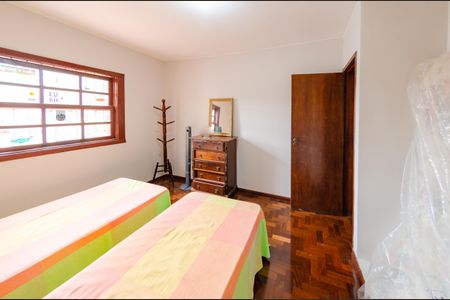 Casa à venda com 337m², 5 quartos e 3 vagas Casa à venda com 337m², 5 quartos e 3 vagasQuarto 1