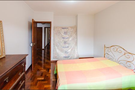 Casa à venda com 337m², 5 quartos e 3 vagas Casa à venda com 337m², 5 quartos e 3 vagasQuarto 1