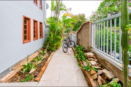 Casa à venda com 337m², 5 quartos e 3 vagas Casa à venda com 337m², 5 quartos e 3 vagasÁrea externa