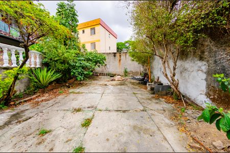 Casa à venda com 337m², 5 quartos e 3 vagas Casa à venda com 337m², 5 quartos e 3 vagasÁrea externa