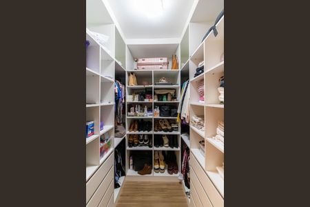 Casa à venda com 200m², 3 quartos e 2 vagas Casa à venda com 200m², 3 quartos e 2 vagasCloset da Suíte