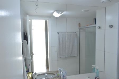 Apartamento à venda com 244m², 4 quartos e 2 vagas Apartamento à venda com 244m², 4 quartos e 2 vagasBanheiro da Suíte 2