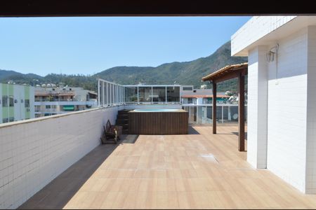 Apartamento à venda com 244m², 4 quartos e 2 vagas Apartamento à venda com 244m², 4 quartos e 2 vagasTerraço