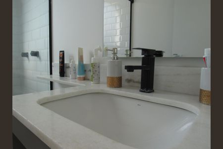 Casa à venda com 130m², 3 quartos e 4 vagasBanheiro da Suíte 2