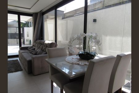 Casa à venda com 130m², 3 quartos e 4 vagasSala