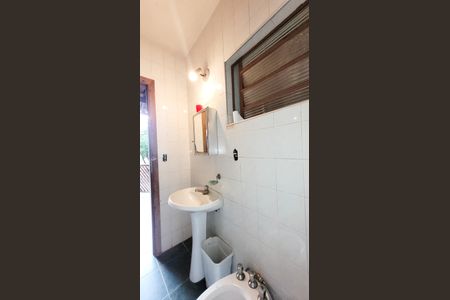 Casa à venda com 380m², 5 quartos e 4 vagas Casa à venda com 380m², 5 quartos e 4 vagasBanheiro de Serviço