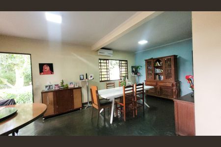 Casa à venda com 380m², 5 quartos e 4 vagas Casa à venda com 380m², 5 quartos e 4 vagasSala