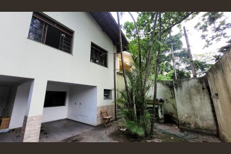 Casa à venda com 380m², 5 quartos e 4 vagas Casa à venda com 380m², 5 quartos e 4 vagasFachada