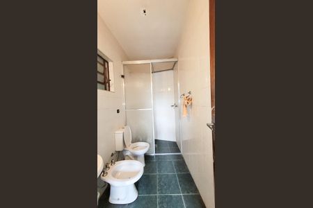 Casa à venda com 380m², 5 quartos e 4 vagas Casa à venda com 380m², 5 quartos e 4 vagasBanheiro de Serviço