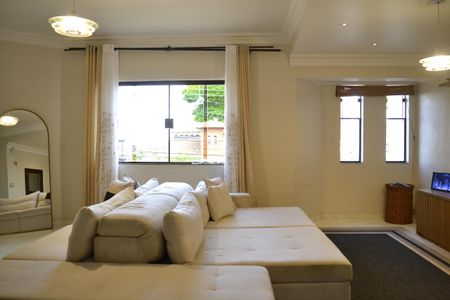 Casa à venda com 292m², 5 quartos e 4 vagasSala