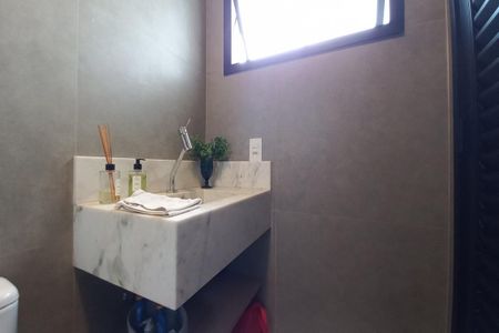 Casa de condomínio à venda com 229m², 3 quartos e 4 vagas Casa de condomínio à venda com 229m², 3 quartos e 4 vagasBanheiro de Serviço