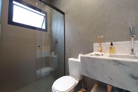 Casa de condomínio à venda com 229m², 3 quartos e 4 vagas Casa de condomínio à venda com 229m², 3 quartos e 4 vagasBanheiro da Suíte 1