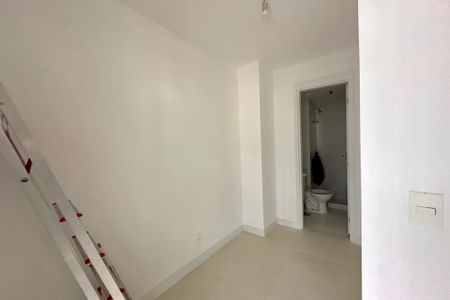 Apartamento à venda com 166m², 3 quartos e 2 vagas Apartamento à venda com 166m², 3 quartos e 2 vagasQuarto de Serviço